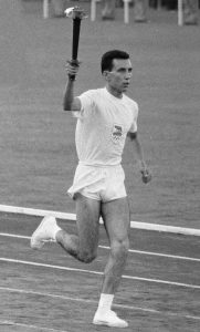  Giancarlo Peris z ogniem olimpijskim podczas ceremonii otwarcia Igrzysk Olimpijskich w Rzymie w 1960 roku.