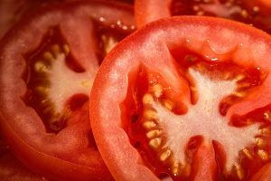 Pokrojone czerwone pomidory