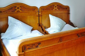 Drewniane łóżko we śnie