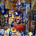 Sklep na bazarze z pamiątkowymi naszyjnikami z okiem proroka