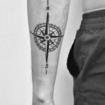 Tatuaż róża wiatrów na ręce