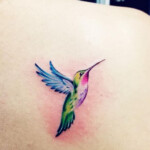 Kolorowy tatuaż z kolibrem