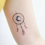 Minimalistyczny kolorowy tatuaż - dreamcatcher